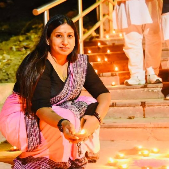 नंदी के उलट अभिलाषा एक संभ्रांत परिवार से आती थीं। 