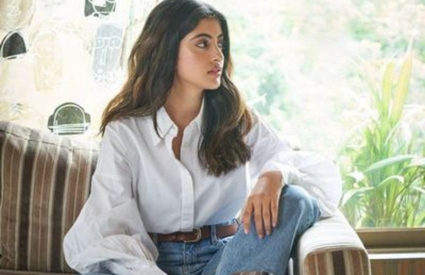 ड्रेस को कैरी करने और मिक्स-मैच करने में भी नव्या का फैशन सेंस झलकता है।