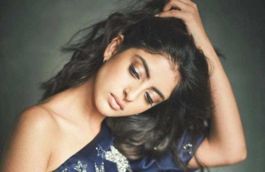 नव्या नवेली अपनी मामी एक्ट्रेस ऐश्वर्या राय बच्चन (Aishwarya Rai Bachchan) को ही नहीं, बॉलीवुड एक्ट्रेसेस को भी अपने स्‍टाइल स्‍टेटमेंट से टक्कर देती हैं। नहीं यकीन तो उनकी ये तस्वीरे देखें।