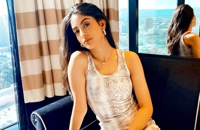वेस्टर्न से लेकर इंडियन और वेस्टो-इंडियन ड्रेसेस ह्यूज़ कलेक्शन नव्या के पास है।
