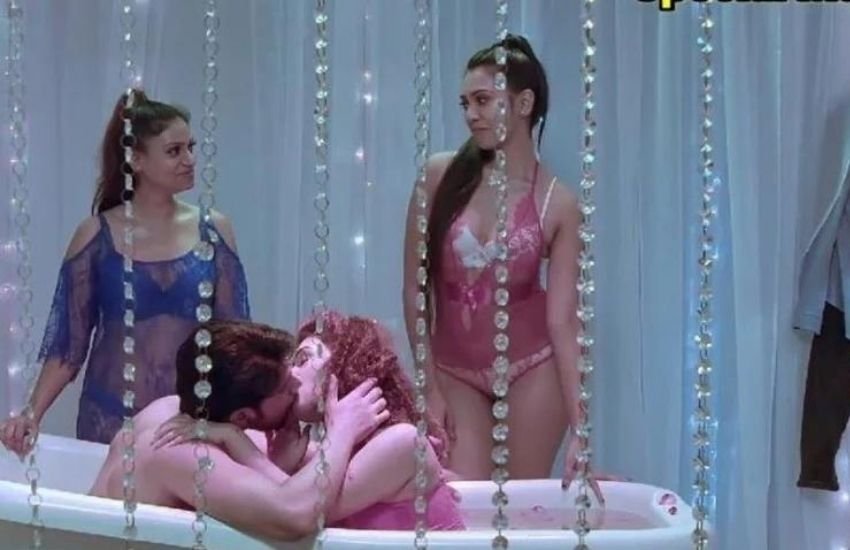 'लवली मसाज पार्लर' वेब सीरीज भी साल 2021 में बेहद चर्चा में था और चर्चा का कारण बोल्ड कंटेंट ही था।