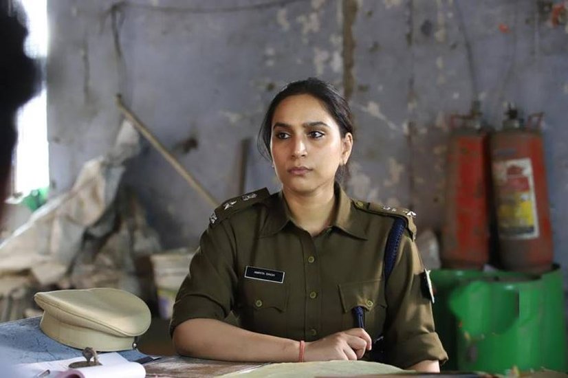 Hotstar की वेब सीरीज ग्रहण में एक्ट्रेस जोया हुसैन ने एसपी अमृता सिंह का किरदार निभा लोगों को अपनी एक्टिंग से खूब प्रभावित किया।