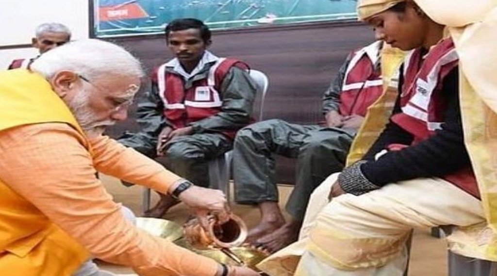 सफाईकर्मियों को पैर पखारते पीएम मोदी। फोटो- स्वतंत्रदेव सिंह के ट्विटर हैंडल से
