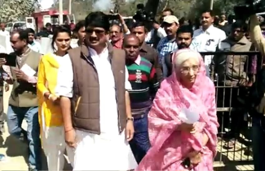 राजा भैया ने बताया कि जेल जाने से डेढ़ महीना पहले से ही उन पर कुंडा में जितने भी केस दर्ज होते थे अकारण ही उनमें उनका नाम भी शामिल होता था।