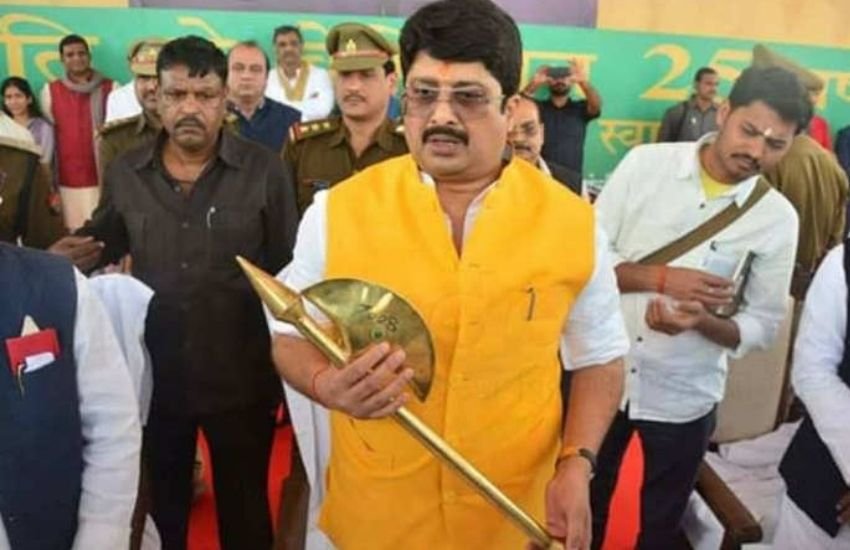 राजा भैया ने बताया था कि यह भी एक अनोखा इतिहास है कि तीनों पीढ़ी क्रैश में बच गई और मामुली चोट ही आई।