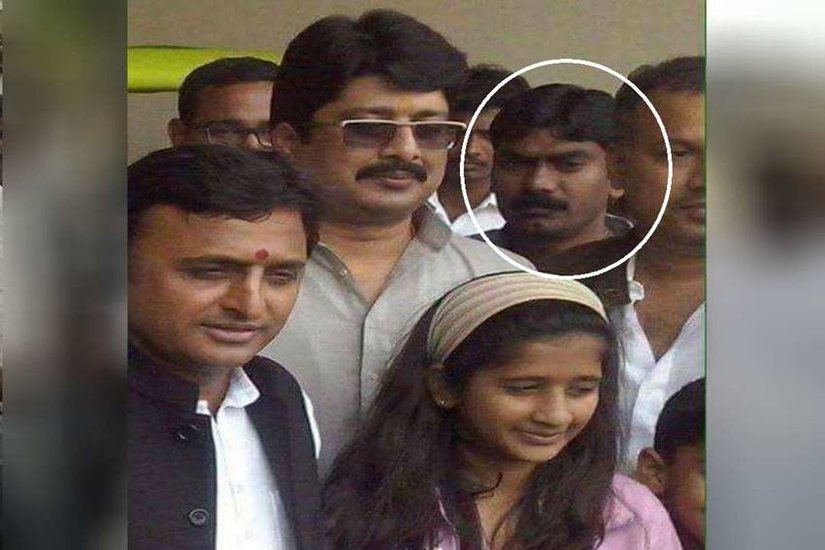 बात अखिलेश यादव और सपा के प्रत्याशी गुलशन यादव की करें तो वह राजा भैया के बेहद करीबी और अच्छे दोस्त रहे हैं। राजा भैया की छत्रछाया में रहकर गुलशन यादव ने राजनीति में कदम रखा था।