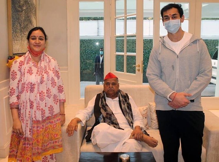 अपर्णा के मुताबिक उन्होंने 4 लाख रुपये व्हाइट ब्रिक्स बिल्डटेक प्राइवेट से लिये हैं। वहीं अपर्णा ने ये भी बताया था कि उन्होंने अपनी सास साधना गुप्ता से एक लाख रुपए और ससुर मुलायम से करीब साढ़े तीन लाख रुपये कर्ज लिये हैं।