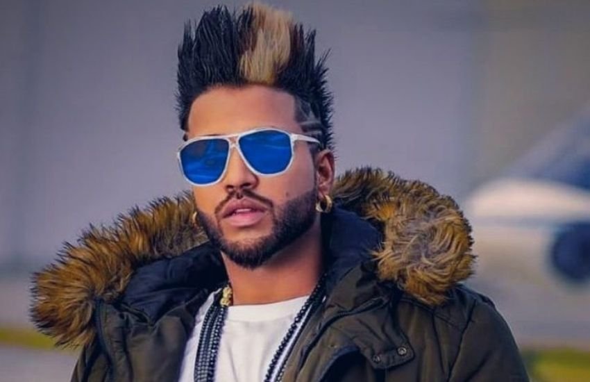 सुख-ई का असली नाम सुखदीप सिंह हैं। इनका 'ऑल ब्लैक' और 'जगुआर' गाना सुपरहिट हुआ था।