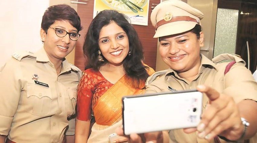 रश्मि करंदीकर ने साल 2004 में पुलिस फोर्स जॉइन किया। रश्मि ने पुलिस की नौकरी में रहते हुए समाजशास्त्र से पीएचडी भी किया है।