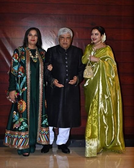 जावेद अख्तर की वो जन्मदिन की पार्टी काफी सुर्खियों में रही थी। तमाम बड़े चेहरोंं ने अपनी मौजूदगी दर्ज कराई थी। लेकिन जैसे ही एक्ट्रेस अभिनेत्री रेखा की हुई तो  हर किसी की निगाहे उन्हीं पर जाकर टिक गई।