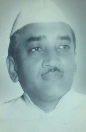 रीता बहुगुणा जोशी के पिता हेमवती नंदन बहुगुणा दिग्गज राजनेता थे। वह यूपी के मुख्यमंत्री रहे थे। बाद में वह चरण सिंह के पीएम रहते उनकी सरकार में वित्त मंत्री भी बने थे।