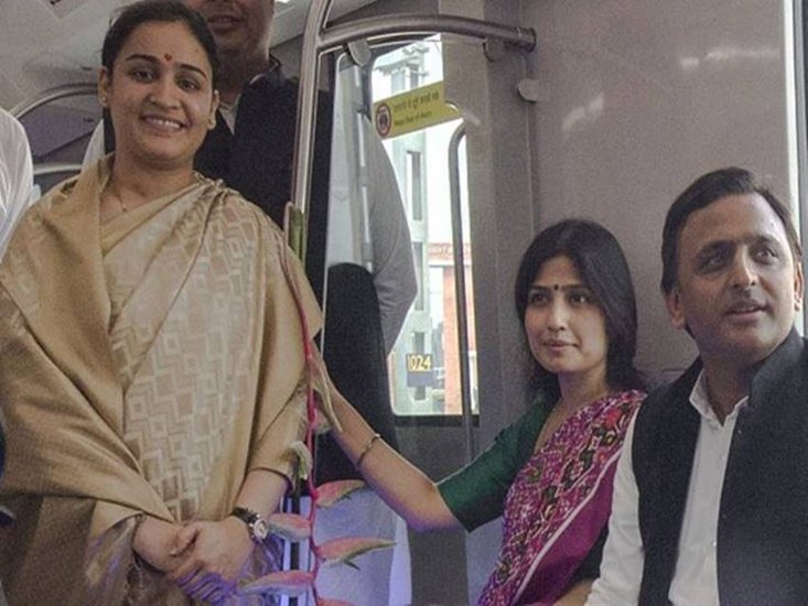 अपर्णा यादव अखिलेश यादव के छोटे भाई प्रतीक की पत्नी हैं। इस बार वह सपा छोड़ बीजेपी में शामिल हो चुकी है। अखिलेश यादव सपा के टिकट पर करहल सीट से चुनाव लड़ रहे हैं। वहीं अपर्णा लोगों के बीच बीजेपी गुणगान करती नजर आ रही हैं।