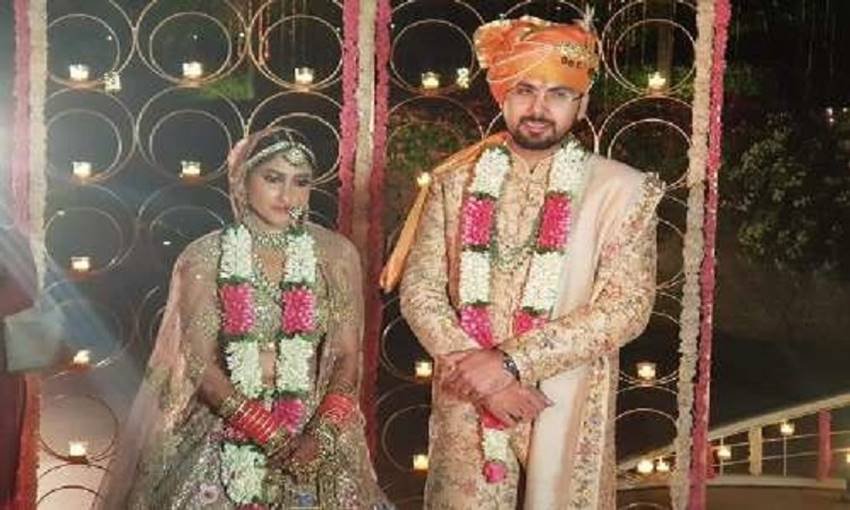 यूपी के साथ ही पंजाब में भी विधानसभा चुनाव हो रहे हैं। रायबरेली सदर से विधायक अदिति सिंह इस बार बीजेपी के टिकट पर चुनाव लड़ रही हैं तो वहीं उनके पति अंगद सैनी नवांशहर से कांग्रेस के एमएलए हैं। इस बार अभी उनका टिकट  फाइनल नहीं हुआ है। अगर उन्हें कांग्रेस से टिकट मिलता है तो दोनों पति पत्नी अलग अलग दल से जनता के बीच होंगे।