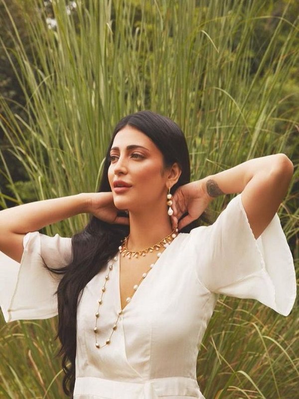 SHRUTI HAASAN PEARL JEWELLERY