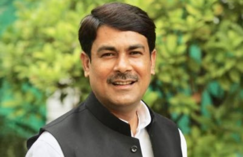 आनंद भदौरिया उस वक़्त चर्चा में आए जब बसपा की सरकार के दौरान एक पुलिस अधिकारी के पैरों से रौंदी जा रही उनकी तस्वीर अखबारों में छपी थी। इसके बाद से अखिलेश की नजर इन पर गई और भदौरिया समाजवादी पार्टी के फ्रंटल संगठन लोहिया वाहिनी के राष्ट्रीय अध्यक्ष बना दिए गए। उसके बाद अखिलेश ने उन्हें विधान परिषद भी भेजा।