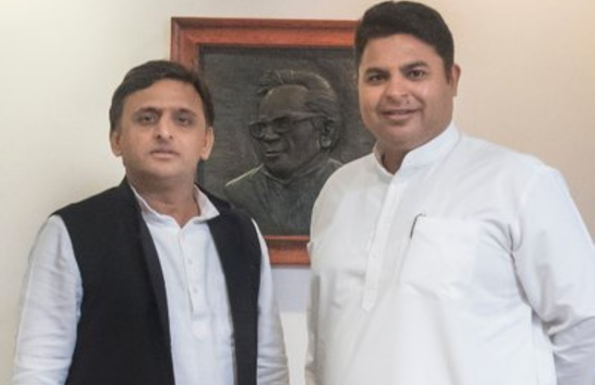 अभिषेक मिश्र को साल 2012 में अखिलेश यादव ने ही लखनऊ उत्तर सीट से चुनाव लड़ाया और वो पहली बार में ही विधायक बने थे। अखिलेश अभिषेक मिश्र को बड़ी संख्या में निवेशकों को उत्तर प्रदेश में बुलाने और यहां निवेश के लिए तैयार करने का भी श्रेय दिया जाता है और इसी के चलते वह अखिलेश के खास बन गए।