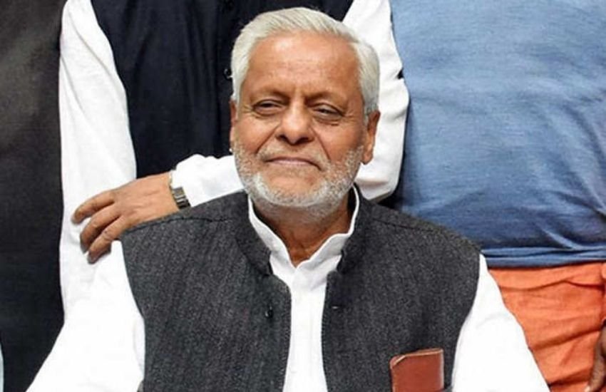 अखिलेश यादव के साथ हमेशा साये की तरह रहने वाले कैबिनेट मंत्री राजेंद्र चौधरी भी उन कुछ लोगों में से एक हैं जो मुलायम सिंह की ही तरह अब अखिलेश के क़रीबी हैं। ग़ाज़ियाबाद के रहने वाले राजेंद्र चौधरी अखिलेश के प्रमुख राजनीतिक सलाहकार भी हैं और सरकार के प्रवक्ता भी हैं।
