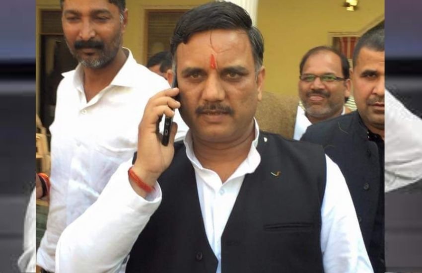 यूपी के टूंडला के रहने वाले उदयवीर सिंह धौलपुर के उसी मिलिट्री स्कूल से पढ़े हैं जहां से अखिलेश ने पढ़ाई की है। अखिलेश यादव, उदयवीर से दो साल सीनियर थे। पार्टी और परिवार में छिड़ी जंग जब सामने आई थी तब उदयवीर ने अखिलेश के समर्थन में चिट्ठी मुलायम सिंह यावद को लिखी थी। इसमें उनकी दूसरी पत्नी पर कई आरोप लगाए थे।