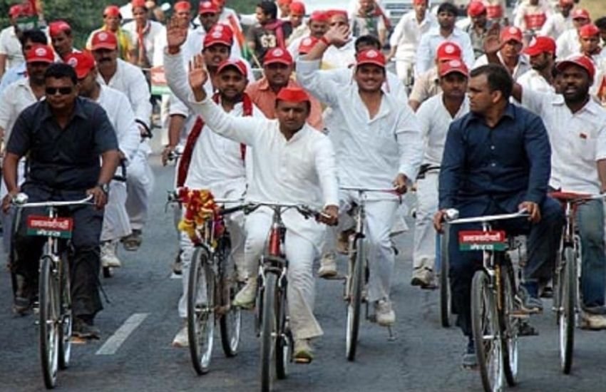 अखिलेश यादव की साइकिल के साथ पहले चरण में 30 स्टार प्रचारक कितना बहुमत लाएंगे यह देखना होगा। Photos: Social Media