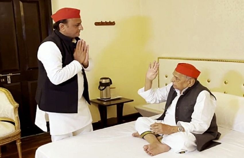 अखिलेश को इस बार पिता मुलायम का आशीर्वाद और साथ दोनों ही मिल रहा है।