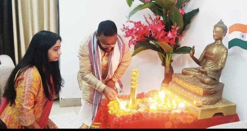 दोनों के हलफनामों से पता चलता है कि स्वामी प्रसाद मौर्य के पास उनकी बेटी से करीब तीन गुना कम संपत्ति है। 