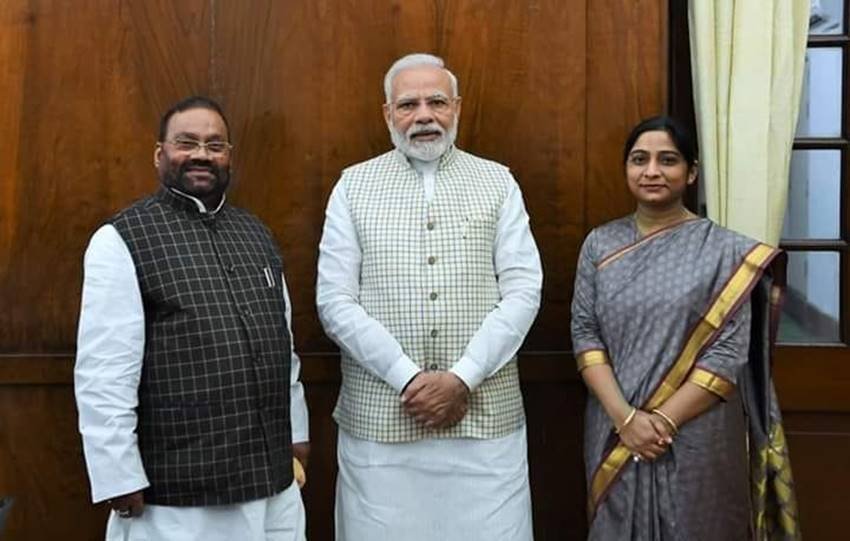 UP Elections: इस बार के यूपी विधानसभा चुनाव में स्वामी प्रसाद मौर्य (Swami Prasad Maurya) बीजेपी के खिलाफ समाजवादी पार्टी (Samajwadi Party) के नेता के तौर पर लड़ेंगे। 2017 का चुनाव वह बीजेपी के टिकट पर पडरौना से जीते थे। मौर्य तो बीजेपी से अलग हो गए हैं लेकिन उनकी सांंसद बेटी संघमित्रा (Sanghmitra Maurya) फिलहाल भाजपा में हैं।