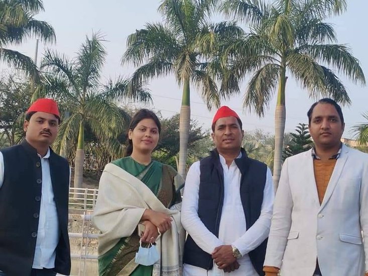 नवल किशोर शाक्य के साथ ही उनकी  दूसरी पत्नी प्रियंका शाक्य भी जनता के बीच पहुंच रही हैं। माना जा रहा है कि इस सीट से वह टिकट की दावेदारी कर सकते हैं।