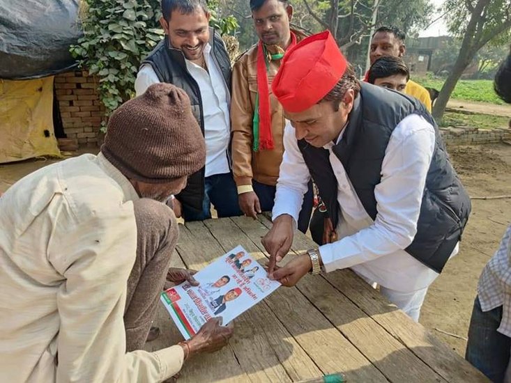 पिछले कुछ सालों में उनकी राजनीतिक सक्रियता काफी बढ़ गई है। वह बिधूना विधानसभा में जमकर पसीना बहा रहे हैं।