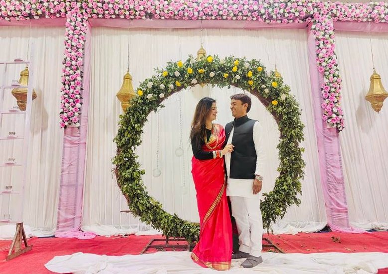 नवल किशोर शाक्य की दूसरी पत्नी का नाम प्रियंका शाक्य है दोनों ने साल 2021 में शादी रचाई थी।