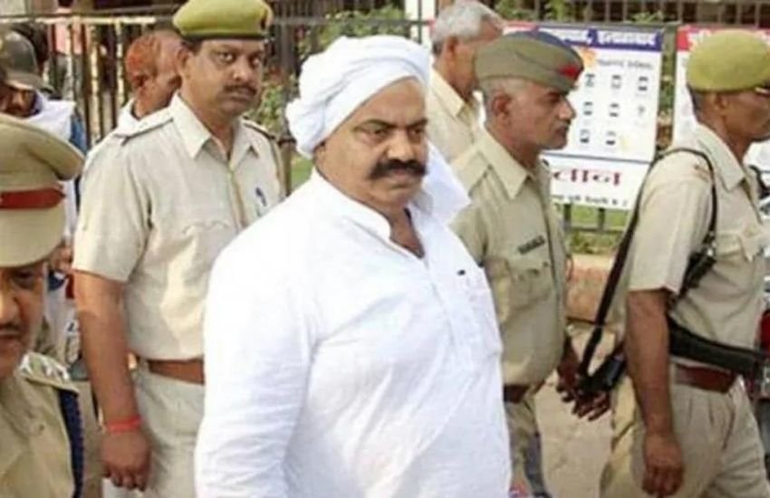 प्रयागराज की शहर पश्चिम सीट पर अतीक अहमद का तगड़ा वोट बैंक है। अतीक यहां से एक बार अपने भाई खालिद अजीम उर्फ अशरफ को भी जिता चुके हैं।