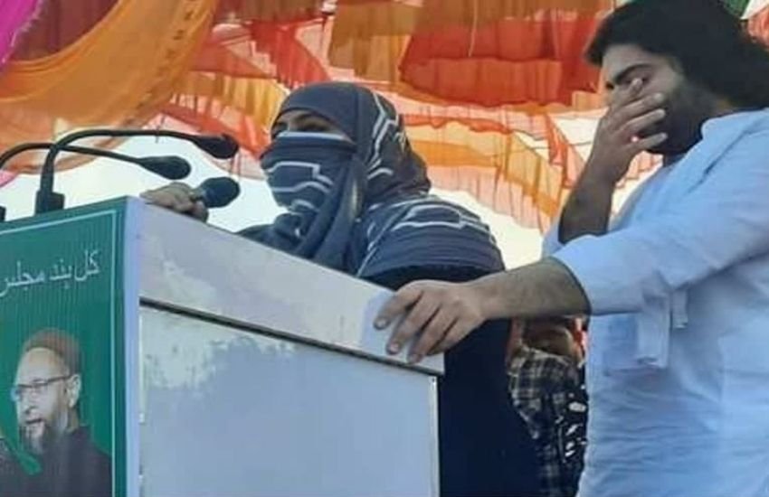 कानपुर में एक जनसभा को संबोधित करते हुए शाइस्ता परवीन ने अखिलेश यादव पर सबसे पहले निशाना साधा था। शाइस्ता ने अखिलेश पर आरोप लगाया था कि वह मुस्लिमों को केवल वोट बैंक समझते हैं।