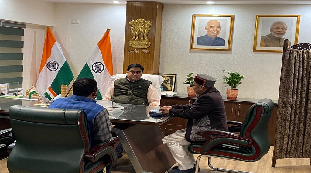 अपने कार्यालय में बैठे केंद्रीय बंदरगाह, जहाजरानी और जल मार्ग राज्य मंत्री शांतनु ठाकुर। (फोटो- ट्विटर एकाउंट @Shantanu_bjp)