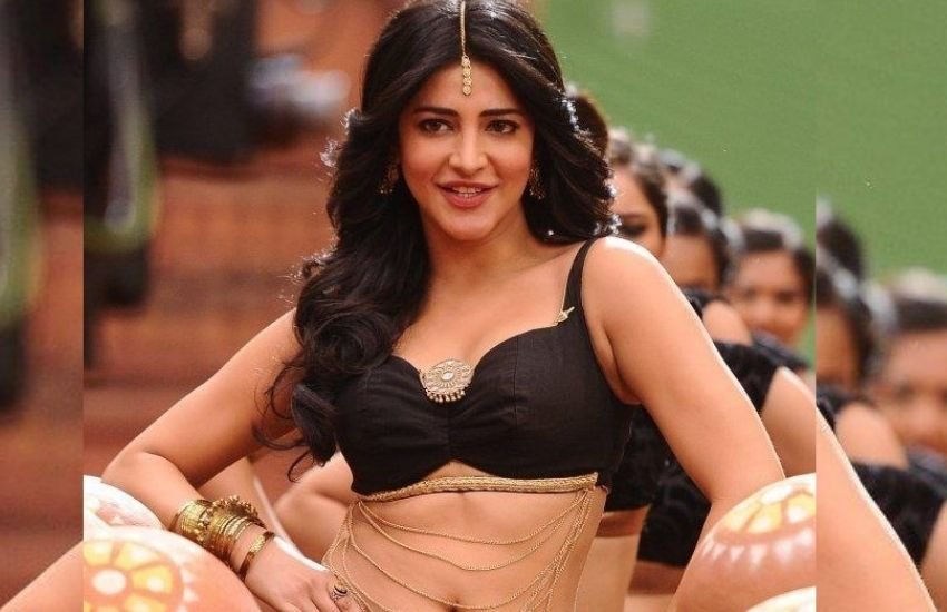 बता दें कि श्रुति का जन्म तब हुआ था जब उनके पेरेंट्स ने शादी तक नहीं की थी। उनके जन्म के 2 साल बाद माता-पिता शादी के बंधन में बंधे थे। वैसे, श्रुति फिल्मों के साथ-साथ अपनी पर्सनल लाइफ को लेकर चर्चा में रहती हैं।