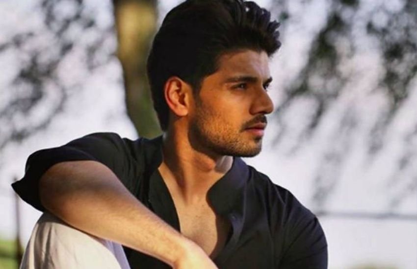 आदित्य पंचोली के बेटे सूरज पंचोली ने साल 2015 में आई फिल्म ‘हीरो’ से बॉलीवुड में डेब्यू किया था लेकिन वह भी अपना नाम इंडस्ट्री में नहीं काम पाए।