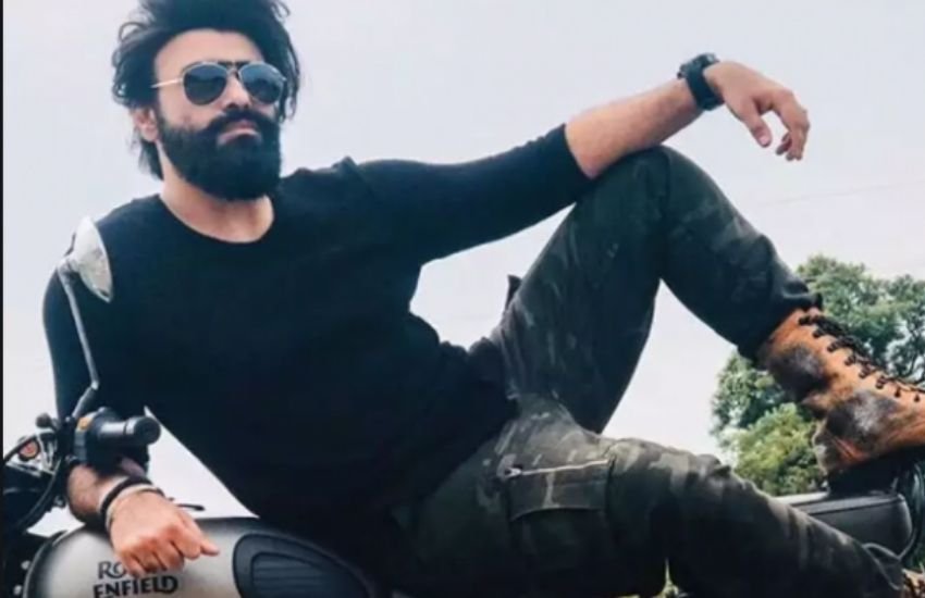 राज बब्बर के बेटे आर्य बब्बर ने साल 2002 में फिल्म ‘अब के बरस’ से फिल्मों में डेब्यू किया था। इसके बाद आर्य ने ‘बंगिस्तान’, ‘जोकर’, ‘डेंजरस इश्क’, ‘तीस मार खां’, ‘जेल’ और ‘गुरु’ जैसी अनेकों फिल्मों में नजा आए लेकिन वह इंडस्ट्री में अपनी जगह बनाने में कामयाब नहीं हुए।