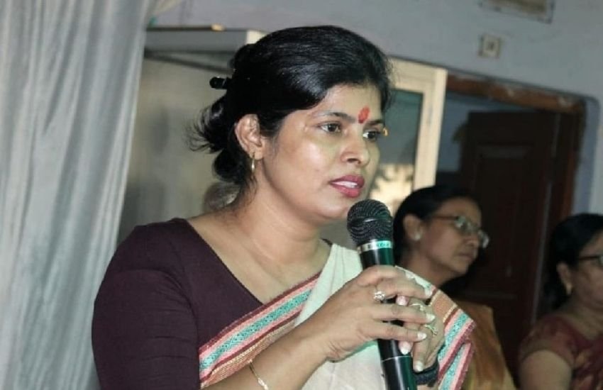 स्वाति सिंह बीजेपी से लखनऊ के सरोजनीनगर की सीट से विधायक हैं और महिला कल्याण एवं बाल विकास राज्य मंत्री (स्वतंत्र प्रभार) हैं। दयाशंकर सिंह उत्तर प्रदेश भाजपा में प्रदेश उपाध्यक्ष हैं।