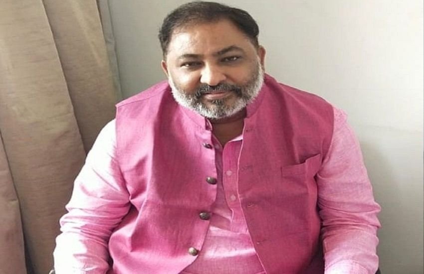 बीबीसी से बातचीत में दयाशंकर सिंह का कहना था कि वह भी सरोजनीनगर सीट से टिकट चाहते हैं।