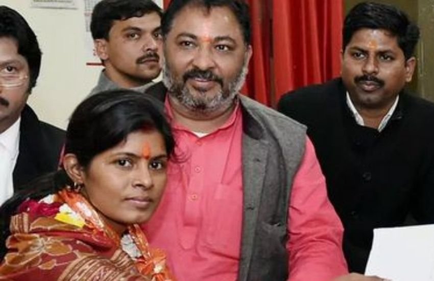 बीजेपी की विधायक और मंत्री स्वाति सिंह ही नहीं, उनके पति दयाशंकर सिंह भी लखनऊ के सरोजनीनगर से टिकट चाहते हैं। ये मामला इसलिए दिलचस्प है, क्योंकि एक समय पार्टी कमान की बात मानकर पति दयाशंकर ने अपनी सीट बचाने के लिए पत्नी स्वाति सिंह को चुनाव लड़वाया था।