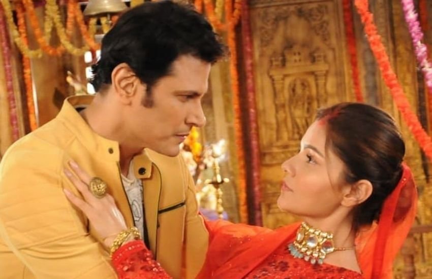 सीरियल शक्ति अस्तित्व के एहसास की में फैंस को सीजेन खान और रुबीना दिलाइक की जोड़ी को भी पचा नहीं पाएं। रुबीना की ऑनस्क्रीन जोड़ी छोटी बहू में अविनाश सचदेव संग ज्यादा पसंद की गई थी।