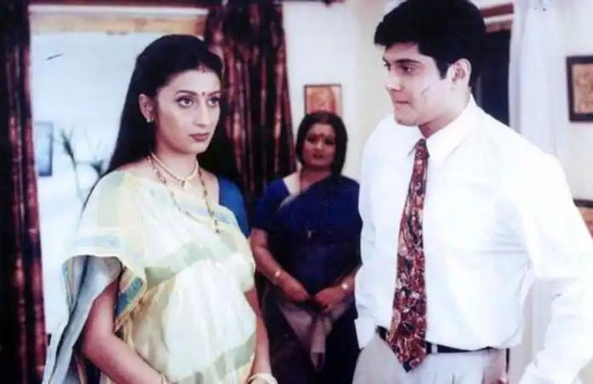 स्मृति ईरानी ने तुलसी के रूप में क्योंकि सास भी कभी बहू थी में नजर आई थीं। स्मृति ने निर्माता एकता कपूर के शो को छोड़ने के बाद कमबैक किया था। उनके शो छोड़ने के बाद उनकी जगह गौतमी कपूर ने तुलसी का किरदार निभाया था। हालांकि, वह बहुत सक्सेस नहीं रहीं तो प्रोडक्शन हाउस और निर्माताओं ने दोबारा स्मृति को शो में वापस लाए थे।