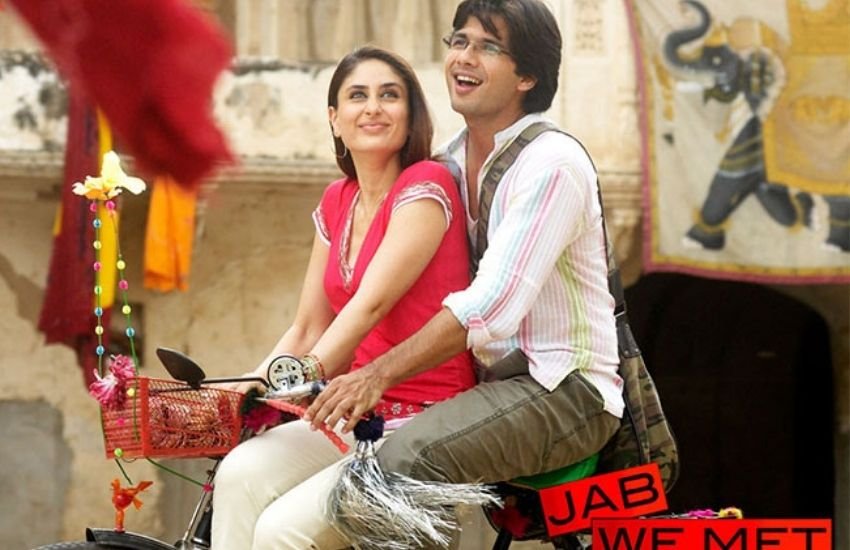 करीना कपूर और शाहीद कपूर ओपन रिलेशनशिप में रहे थे लेकिनफिल्म जब वी मेट के दौरान ही दोनों के बीच दूरिया आने लगी थीं। करीना तब सैफ के करीब हो गई थीं। बावजूद इसके दोनों इस फिल्म ही नहीं उड़ता पंजाब में भी स्क्रीन शेयर किया था और दोनों की ऑनस्क्रीन केमेस्ट्री जबरदस्त रही थी।