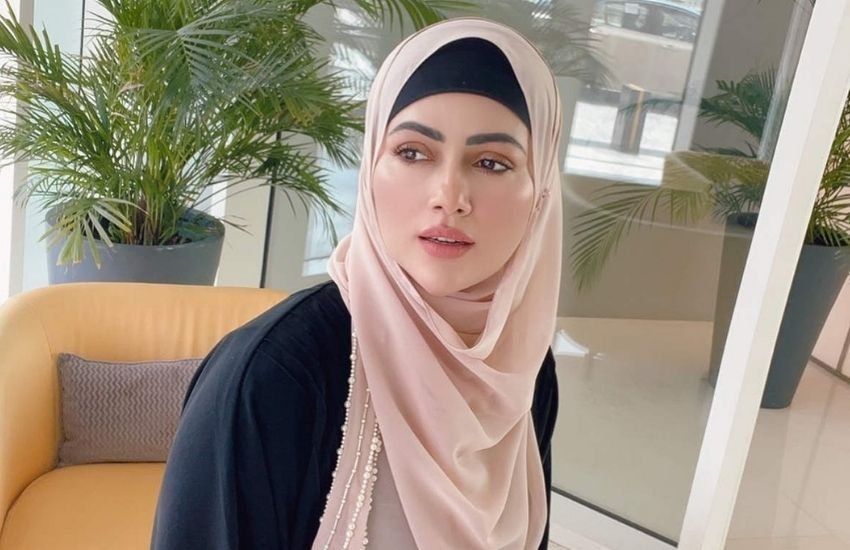 टीवी अदाकारा सना खान माल्विन लुईस के साथ रिलेशन में थी, लेकिन उनका जब ब्रेकअप हुआ तो वह भी टूट गई थीं और ब्रेकअप के बाद सना ने माल्विन पर धोखा देने का आरोप लगाया था और कहा था कि वह डिप्रेशन में चली गई थीं। हालांकि, अब सना अपने इस दर्द को भुलाकर अब शादी के बाद नई जिंदगी एंजॉय कर रही हैं।