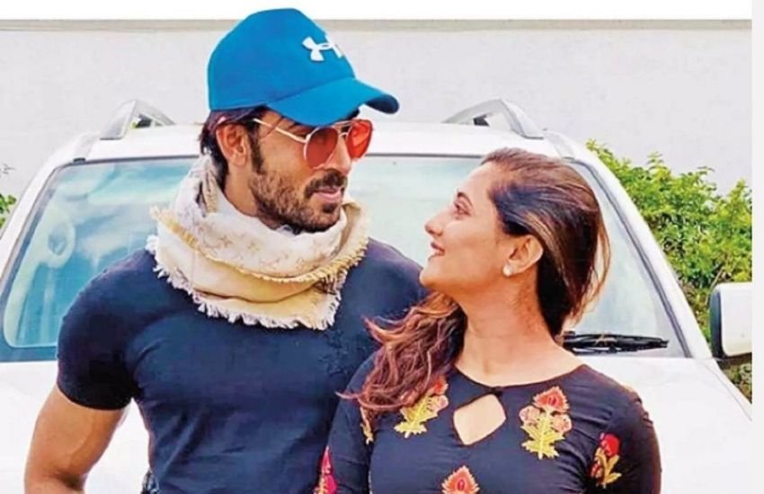 एक समय रश्मि देसाई भी नंदिश संधू से तलाक लेने के बाद अरहान खान के साथ लिव-इन में थीं, हालांकि, दोनों का अब अलगाव हो चुका है।Photos: Social Media