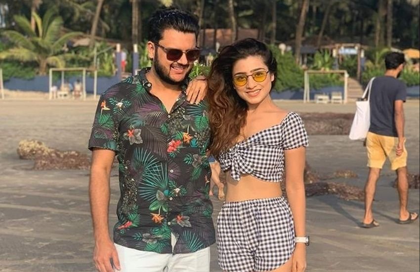 एक्ट्रेसे नेहा मर्दा ने पटना के बिजनेसमैन आयुष्मान अग्रवाल से शादी की है और शादी के बाद से वह लॉन्ग डिस्टेंस रिलेशनशिप में हैं। नेहा समय निकाल कर पटना अपने ससुराल भी जाती हैं और पति से साथ क्वालिटी टाइम भी बीताती हैं। हालांकि वह बताती है कि इस रिलेशन को मेंटने करना बहुत चैलेंजिंग है।