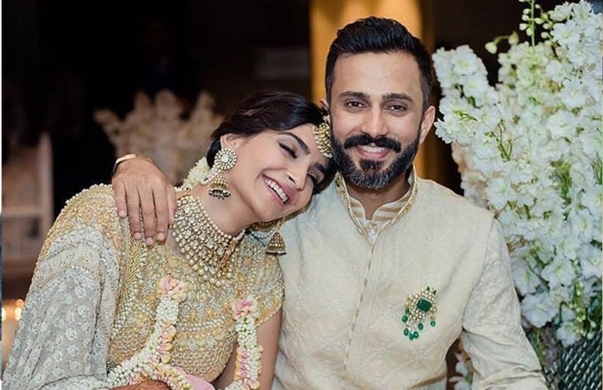 8 मई, 2018 को सोनम कपूर ने लंदन में रहने वाले बिजनेसमैन आनंद आहूजा से की थी। आनंद दिल्ली के हैं, लेकिन बिजनेस के सिलसिले में वो अक्सर लंदन जाते रहते हैं। वहीं, सोनम भी अपने काम से मुंबई में रहती हैं। दोनों अलग-अलग शहरों में रहने के बाद भी इनके प्यार में कई कमी नहीं है। ये हर दूसरे वीक में एक-दूसरे से जरूर मिलते हैं और इस तरह से अपने रिश्ते को मैनेज करते हैं।