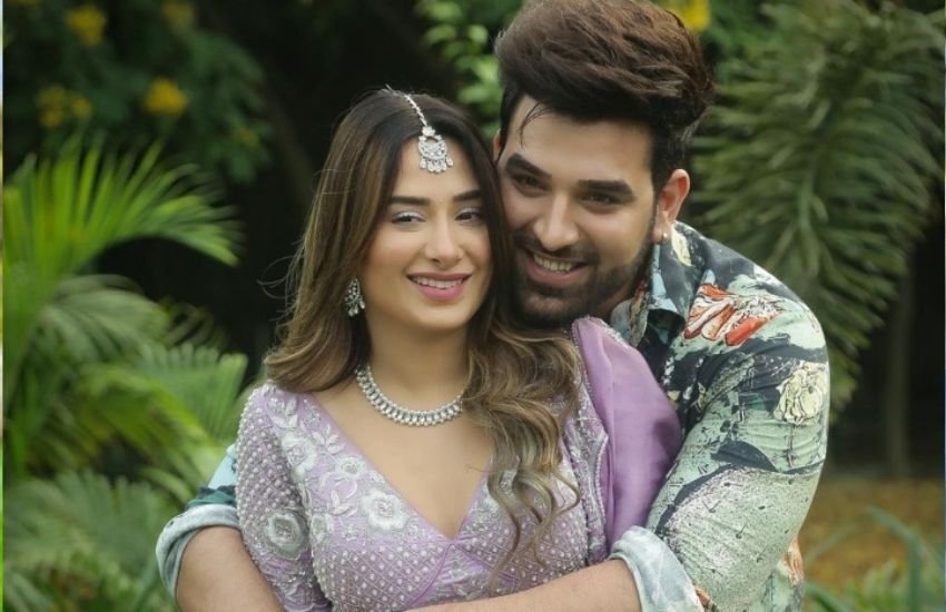 बिग बॉस 13 में सुर्खियों में रहे पारस और माहिरा की हिट जोड़ी भी एक साथ कई गानों में नजर आ चुके हैं। शो के बाद दोनों बारिश और रिंग दो गाने में एक साथ दिखे थे। पारस और माहिरा की जोड़ी रंग लगया वीडियो में खूब पसंद की गई है।