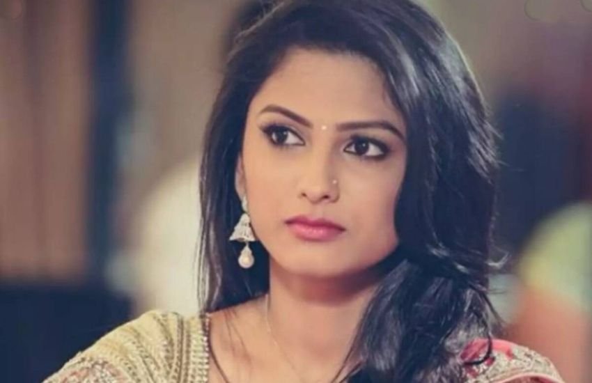 'साथ निभाना साथिया' में सीधी-सादी बहू गोपी की टेढ़ी बहन बनी 'राशी बेन' यानी रुचा हसब्निस अपनी मासूमियत के साथ निगेटिव रोल निभाया था।