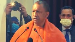 CM योगी बिजली को लेकर कर रहे थे अपनी सरकार की तारीफ तभी हो गई बत्ती गुल, लोग यूं कस रहे तंज