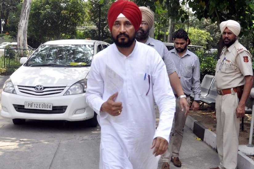 बात पंजाब की करें तो वहां के मुख्यमंत्री चरणजीत सिंह चन्नी के करीब 1.54 लाख ट्विटर फॉलोअर्स हैं और फेसबुक पर उन्हें करीब सवा चार लाख लोग फॉलो करते हैं। 
