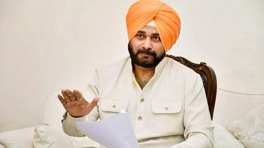 कांग्रेस के ही नवजोत सिंह सिद्धू सोशल मीडिया पर अपने सहकर्मी चन्नी से काफी आगे हैं। उनके ट्विटर पर करीब 10 लाख और फेसबुक पर लगभग 16 लाख फॉलोअर्स हैं। 